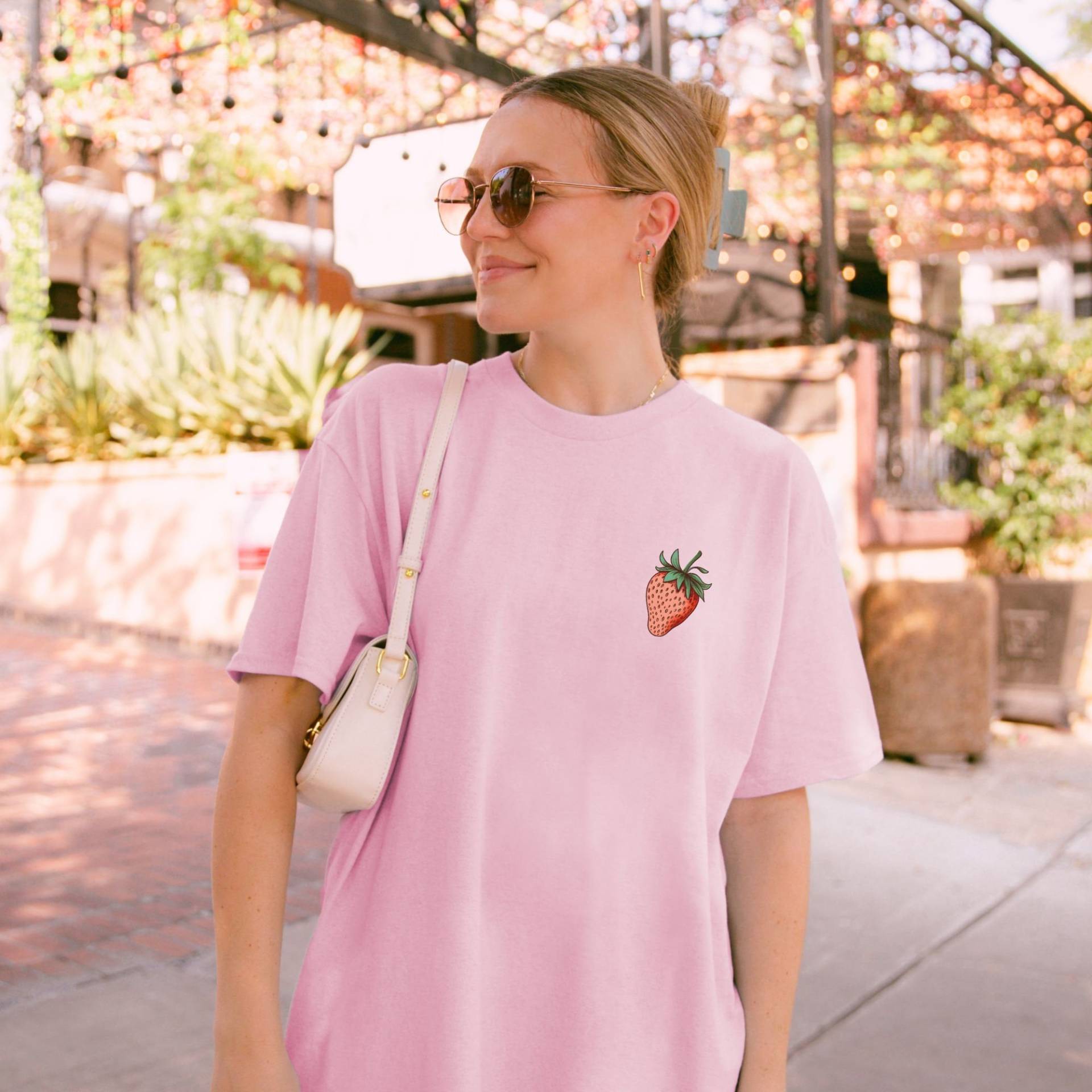 Erdbeer-Shirt, Erdbeer-Liebhaber-Geschenk, Coquette-Shirt, Coquette-T-Shirt, Coquette-Themaparty, Erdbeer-T-stück, Erdbeere, Coquette-Kleidung Erdbeer-Shirt, Erdbeer-Liebhaber-Geschenk, Coquette-Shirt, Coquette-T-Shirt, Coquette-Themaparty, Erdbeer-T-stück, Erdbeere, Coquette-Kleidung von LeisurelyMoments