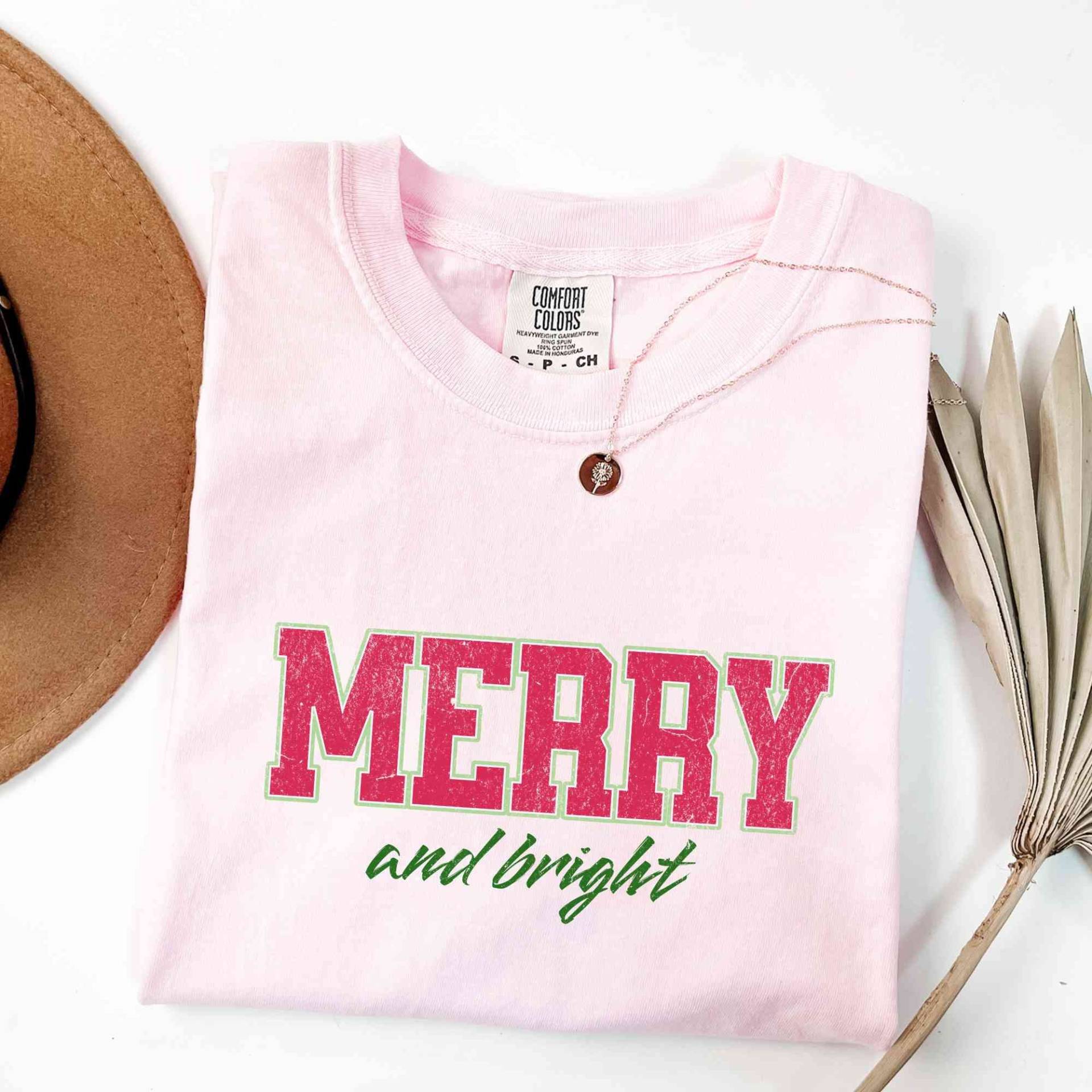 Frohe Und Helles Shirt, Süßes Weihnachts-T-Shirt Für Frauen, Adrettes Weihnachtsshirt, Fröhliches Retro Comfort Color Shirt Frohe Und Helles Shirt, Süßes Weihnachts-T-Shirt Für Frauen, Adrettes Weihnachtsshirt, Fröhliches Retro Comfort Color Shirt von LeisurelyMoments