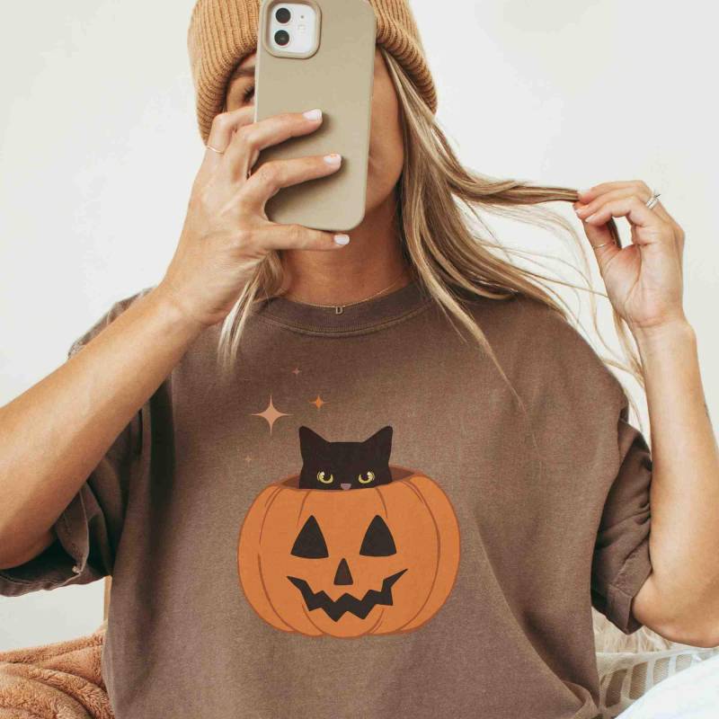 Gruseliges Katzen-Shirt, Halloween-Schwarze Schleichen Es Real, Herbst-T-Shirt, Retro-Gruselige Jahreszeit, Schwarze Katzen-Shirt-Komfortfarben von LeisurelyMoments