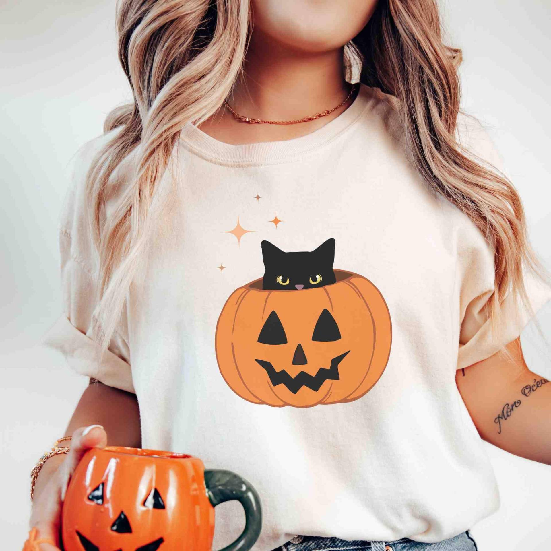 Gruseliges Katzen-Shirt, Halloween-Schwarze Schleichen Es Real, Herbst-T-Shirt, Retro-Gruselige Jahreszeit, Schwarze Katzen-Shirt-Komfortfarben von LeisurelyMoments