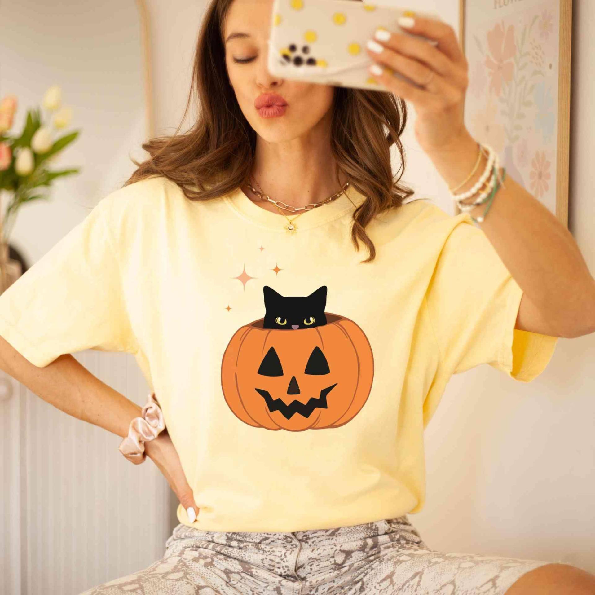 Komfort Farbe Retro Herbst Shirt, Süßes Schwarzes Katzen Tis The Season, Liebhaber Halloween Schwarze Katze T-Shirt von LeisurelyMoments