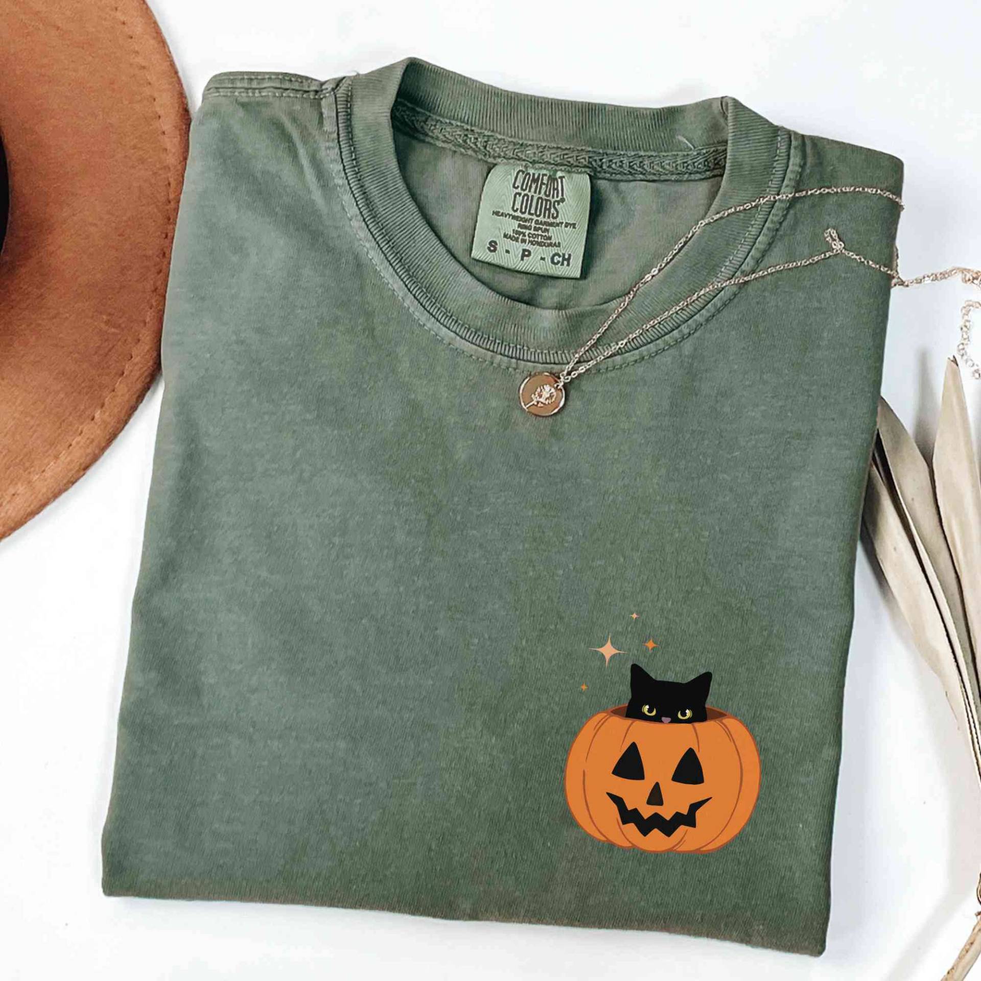 Schwarze Katze Kürbis Shirt, Katzenliebhaber Halloween Schwarze Tis The Season, Süßes Retro Herbst Fall Vibes Shirt von LeisurelyMoments