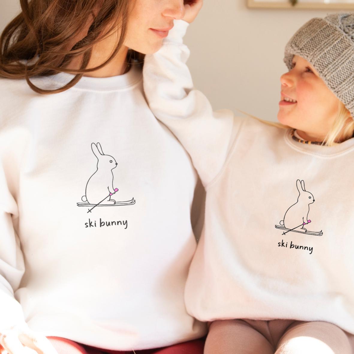 Ski Bunny Shirt, Kleinkind Pullover, Winter Süßes Langarm T-Shirt Mit Lustigem Design, Familie Urlaub Shirt von LeisurelyMoments