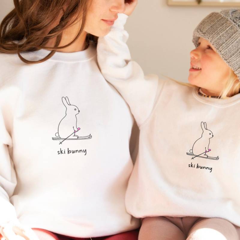 Ski Bunny Shirt, Kleinkind Pullover, Winter Süßes Langarm T-Shirt Mit Lustigem Design, Familie Urlaub Shirt von LeisurelyMoments