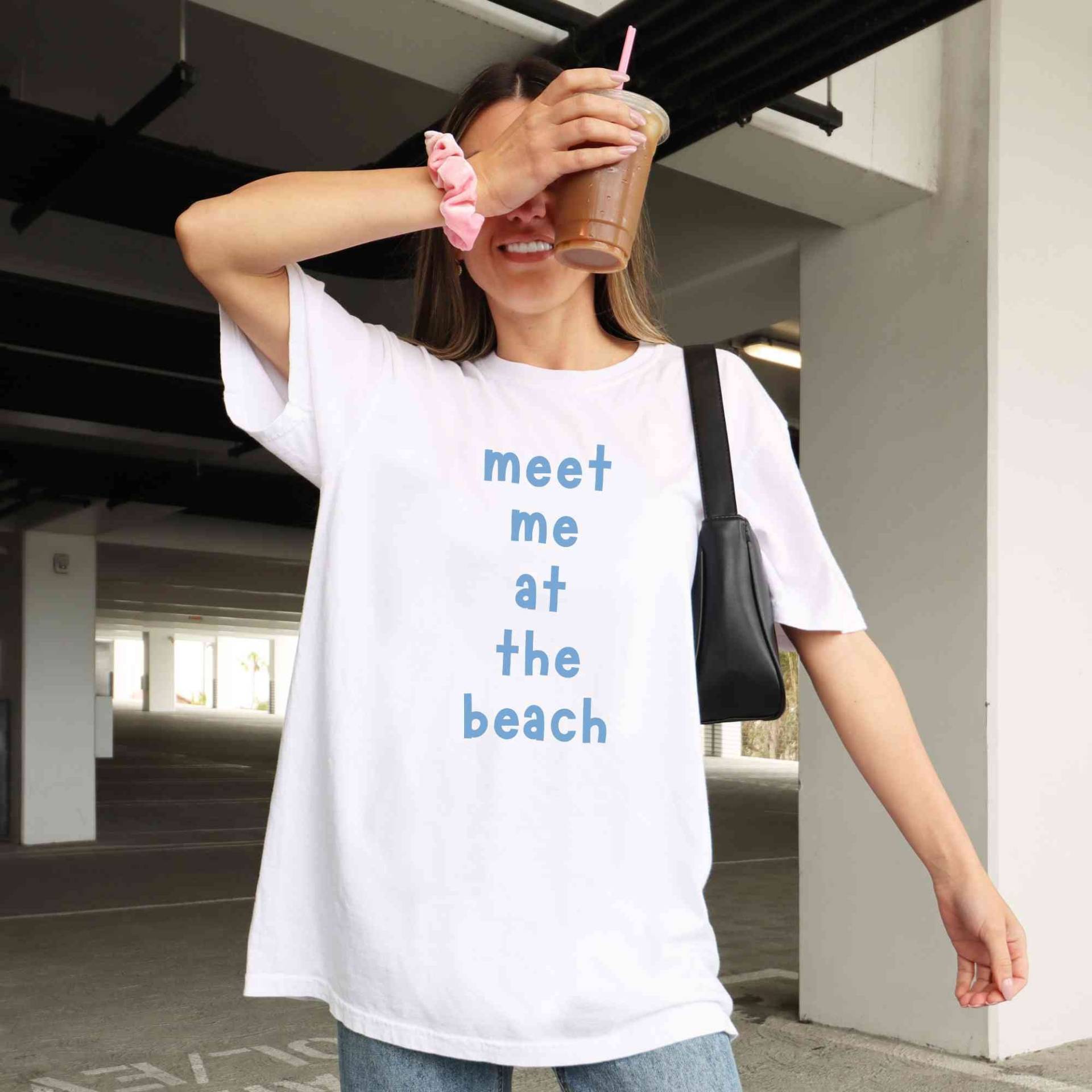 Treffen Sie Mich Am Strand, Sommer-Urlaubs-Shirt, Retro-Sommer-Komfort-Farbshirt, Küsten-Preppy, Kokosnuss-Mädchen-Kleidung, Trendige Strand-Shirts Treffen Sie Mich Am Strand, Sommer-Urlaubs-Shirt, Retro-Sommer-Komfort-Farbshirt, Küsten-Preppy, Kokosnuss-Mädchen-Kleidung, Trendige Strand-Shirts von LeisurelyMoments