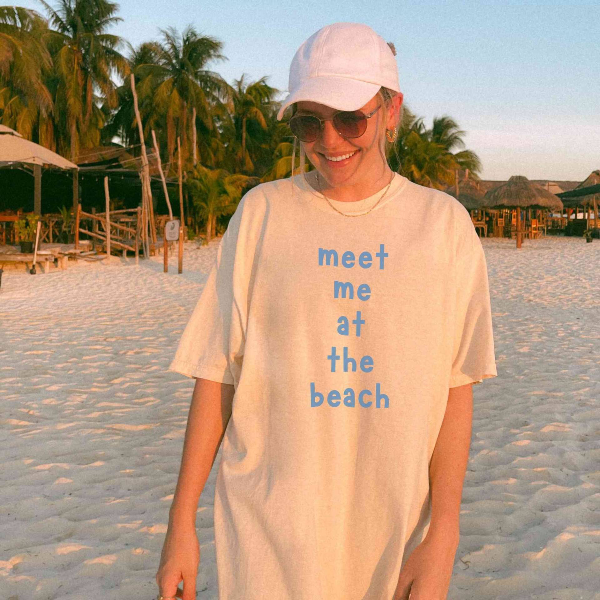 Treffen Sie Mich Am Strand, Sommer-Urlaubs-Shirt, Retro-Sommer-Komfort-Farbshirt, Küsten-Preppy, Kokosnuss-Mädchen-Kleidung, Trendige Strand-Shirts Treffen Sie Mich Am Strand, Sommer-Urlaubs-Shirt, Retro-Sommer-Komfort-Farbshirt, Küsten-Preppy, Kokosnuss-Mädchen-Kleidung, Trendige Strand-Shirts von LeisurelyMoments