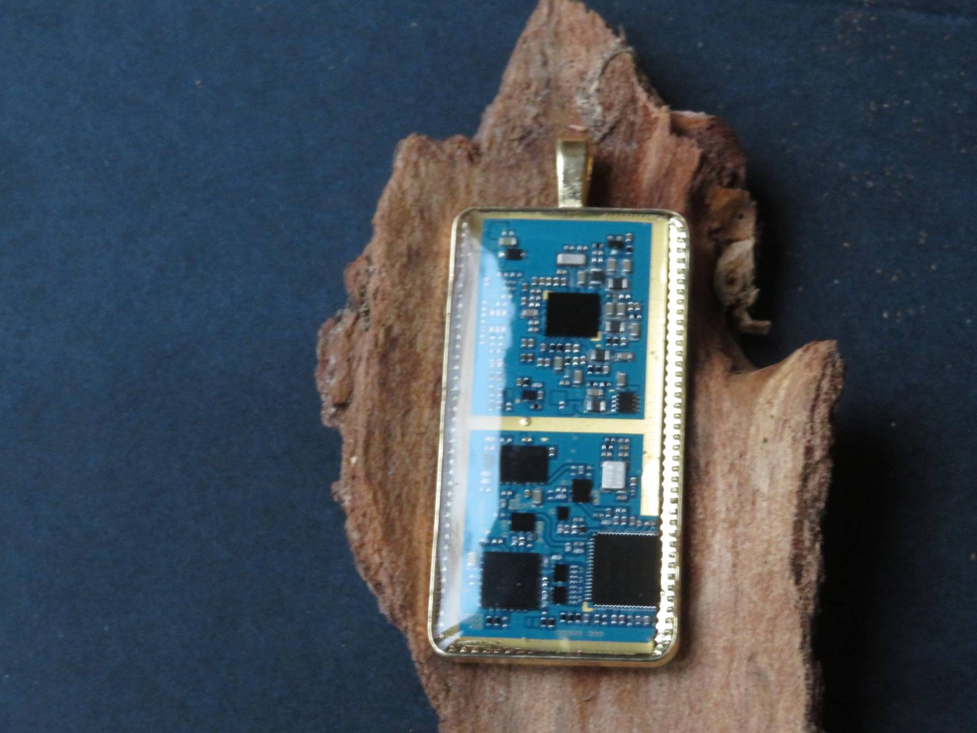 Kettenanhänger in Blau/Gold Mit Einer Handyleiterplatte Als Schmuckstein Kettenanhänger in Blau/Gold Mit Einer Handyleiterplatte Als Schmuckstein von Leiterplattenblues