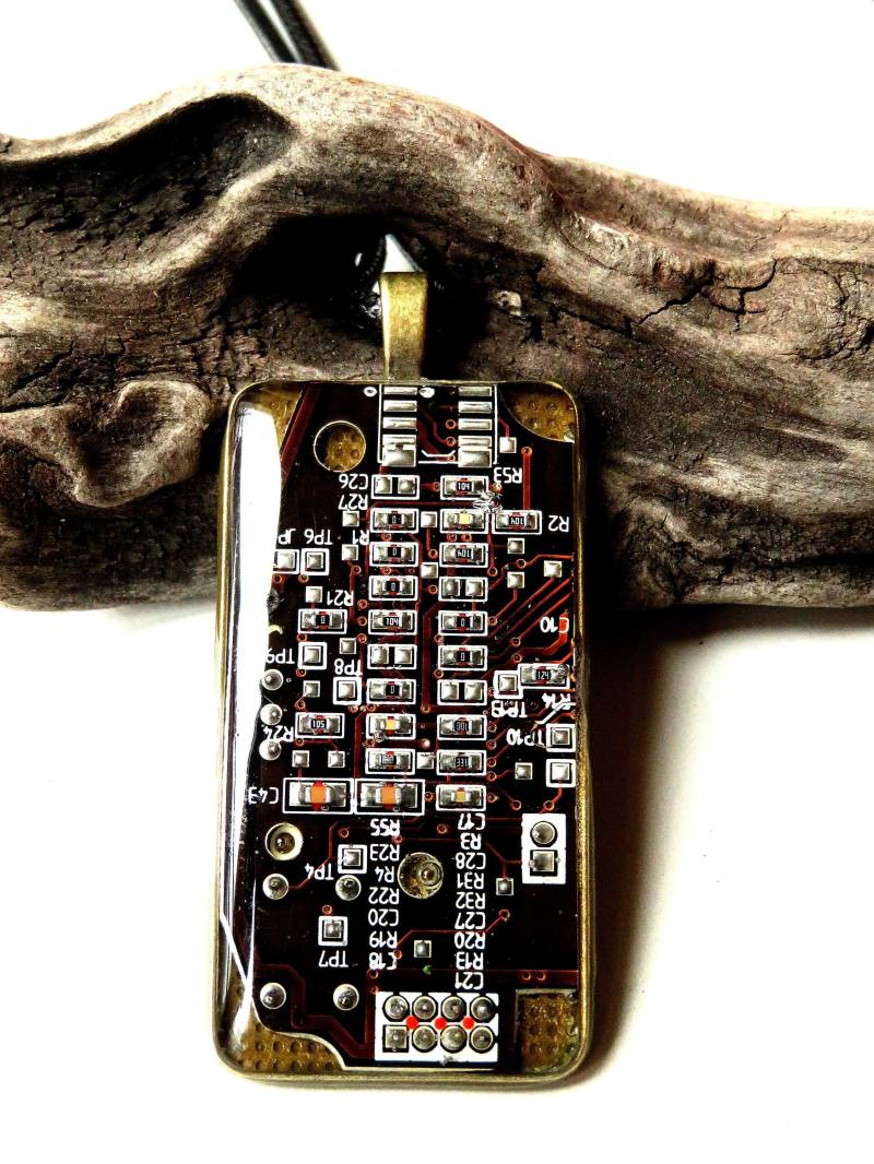 Länglicher Kettenanhänger in Gold Und Braun Mit Einer Pc - Leiterplatte Als Schmuckstein von Leiterplattenblues