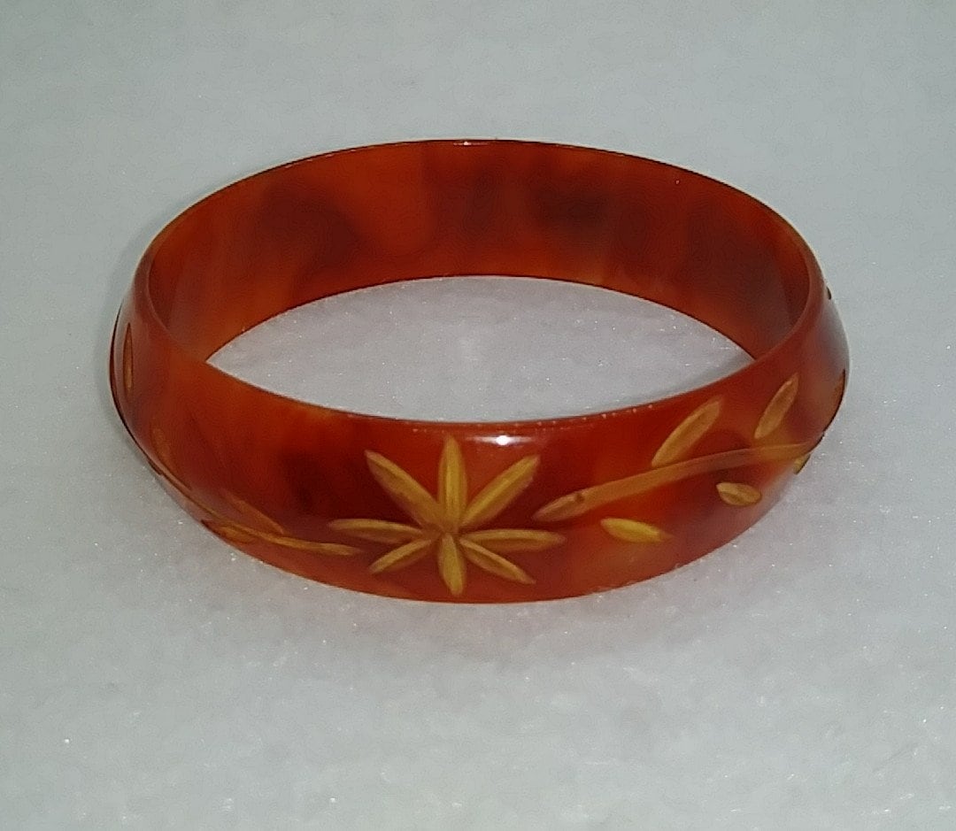 Bakelit Geschnitzt Armreif Armband Vintage Schmuck von LeizJewelsVintage