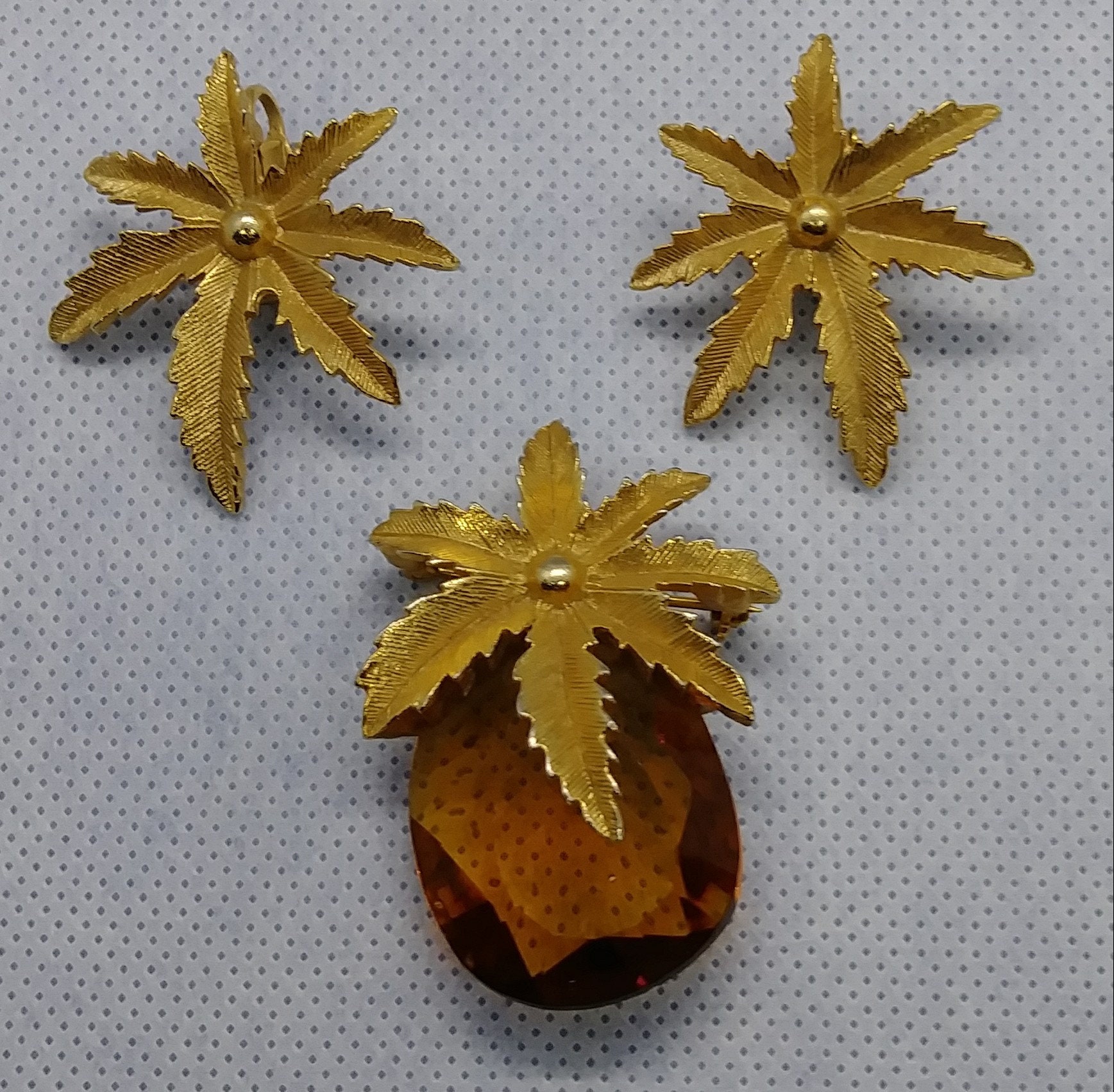 Jahrgang Ananas Sarah Coventry Brosche Und Ohrringe Set Jahrgang Ananas Sarah Coventry Brosche Und Ohrringe Set von LeizJewelsVintage