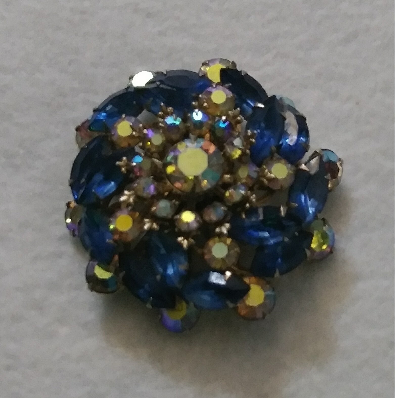 Vintage Blaue Strasssteine Große Brosche Anstecknadel Vintage Blaue Strasssteine Große Brosche Anstecknadel von LeizJewelsVintage