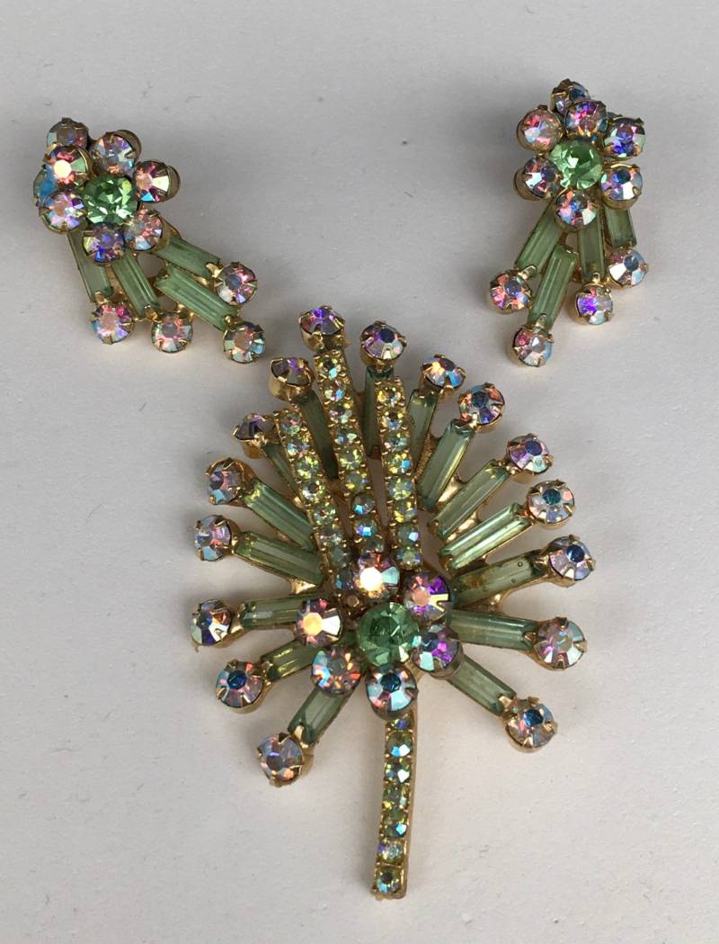 Vintage Juliana Peridot Crystal Ab Strass Brosche & Ohrring Set Vintage Juliana Peridot Crystal Ab Strass Brosche & Ohrring Set von LeizJewelsVintage
