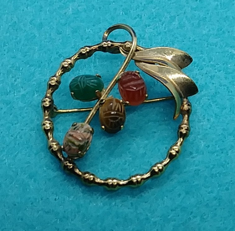 Vintage Scarab Brosche 12K Gf Geschnitzt Edelstein Pin Vintage Scarab Brosche 12K Gf Geschnitzt Edelstein Pin von LeizJewelsVintage