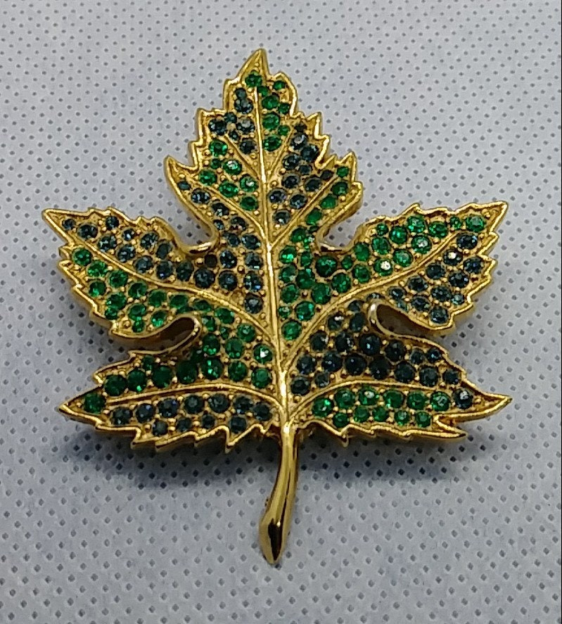 Vintage-Schmuck Brosche Anstecknadel Grün Strass Blatt Vintage-Schmuck Brosche Anstecknadel Grün Strass Blatt von LeizJewelsVintage