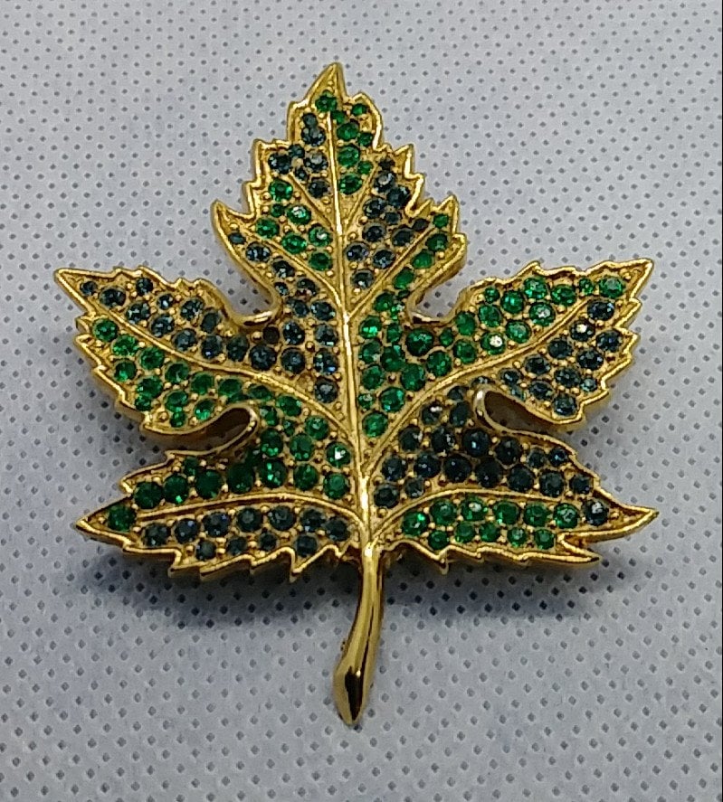 Vintage-Schmuck Brosche Anstecknadel Grün Strass Blatt Vintage-Schmuck Brosche Anstecknadel Grün Strass Blatt von LeizJewelsVintage