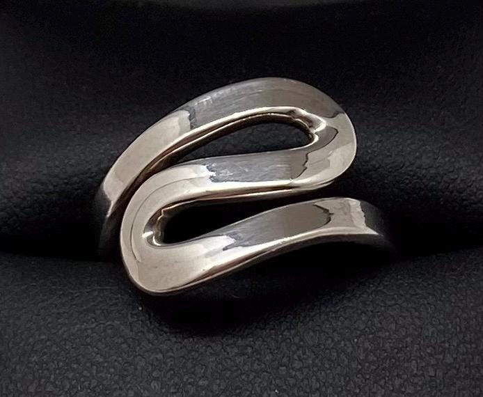 Vintage Schmuck Sterling Silber Schlange Ring 7, 5 von LeizJewelsVintage