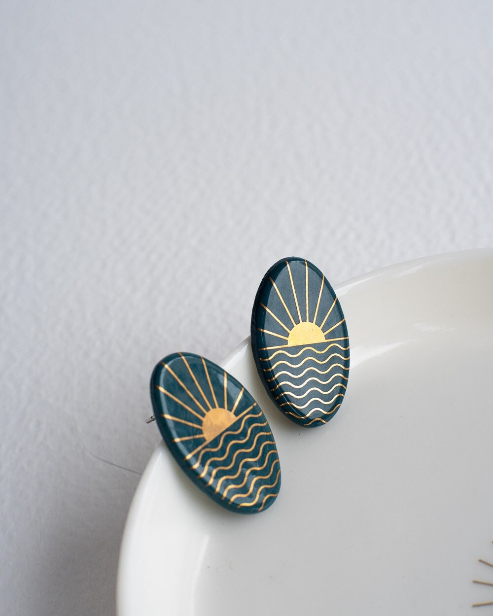 Flasche Grüne Sonne Dämmerung Über Meer Ohrringe | Art Deco Ohrstecker Grünes Porzellan & Gold Edelstahl 2, 5x1, 5cm Flasche Grüne Sonne Dämmerung Über Meer Ohrringe | Art Deco Ohrstecker Grünes Porzellan & Gold Edelstahl 2, 5x1, 5cm von LekkaStore