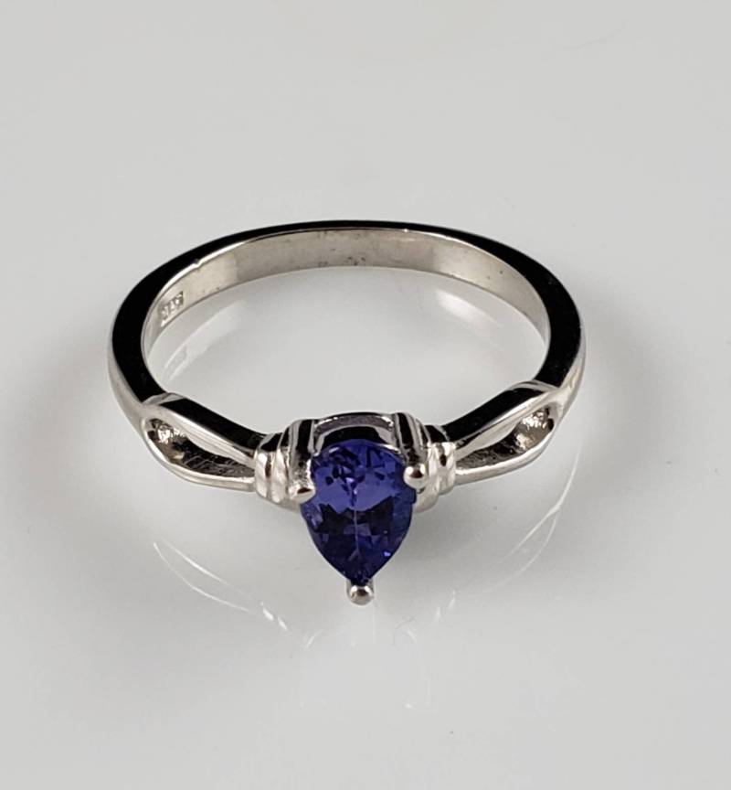 Wunderschöner Tansanit Sterling Silber Solitär Ring von LelenaPeacock