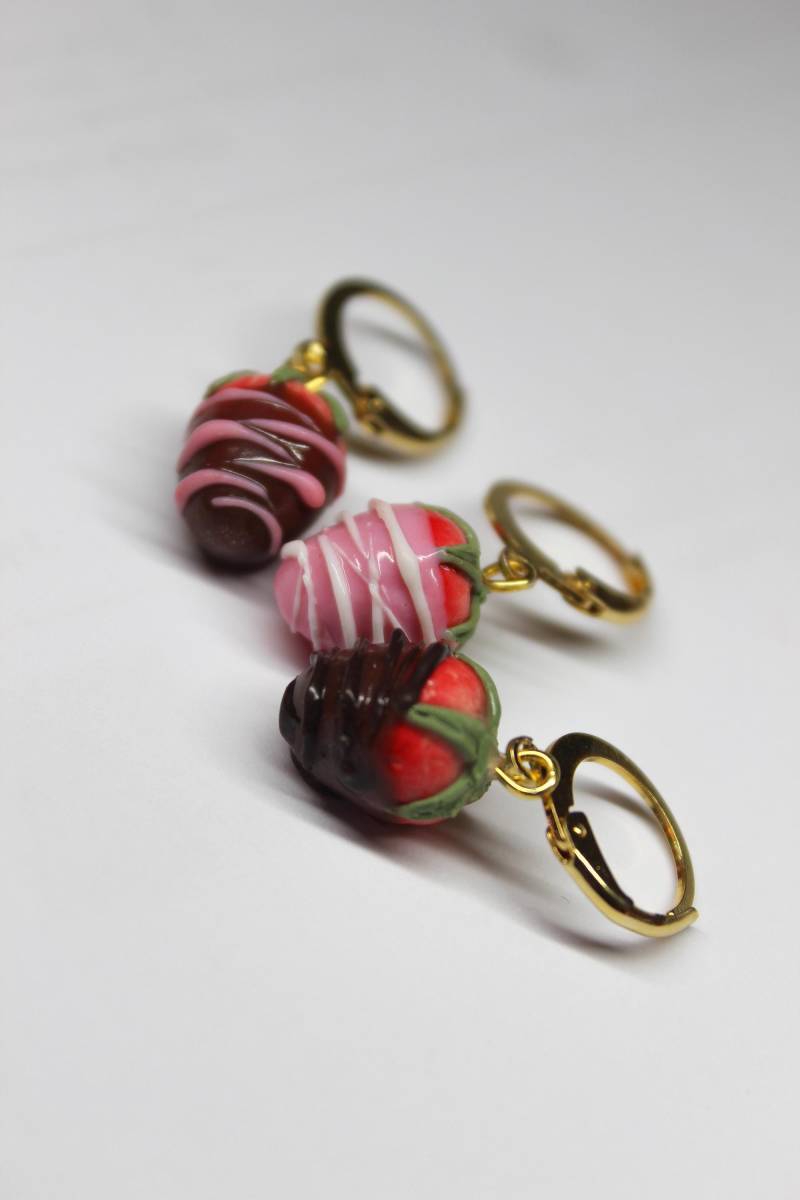 Ohrringe „Schokoerdbeeren" Aus Modelliermasse Ohrringe „Schokoerdbeeren" Aus Modelliermasse von LelesClay