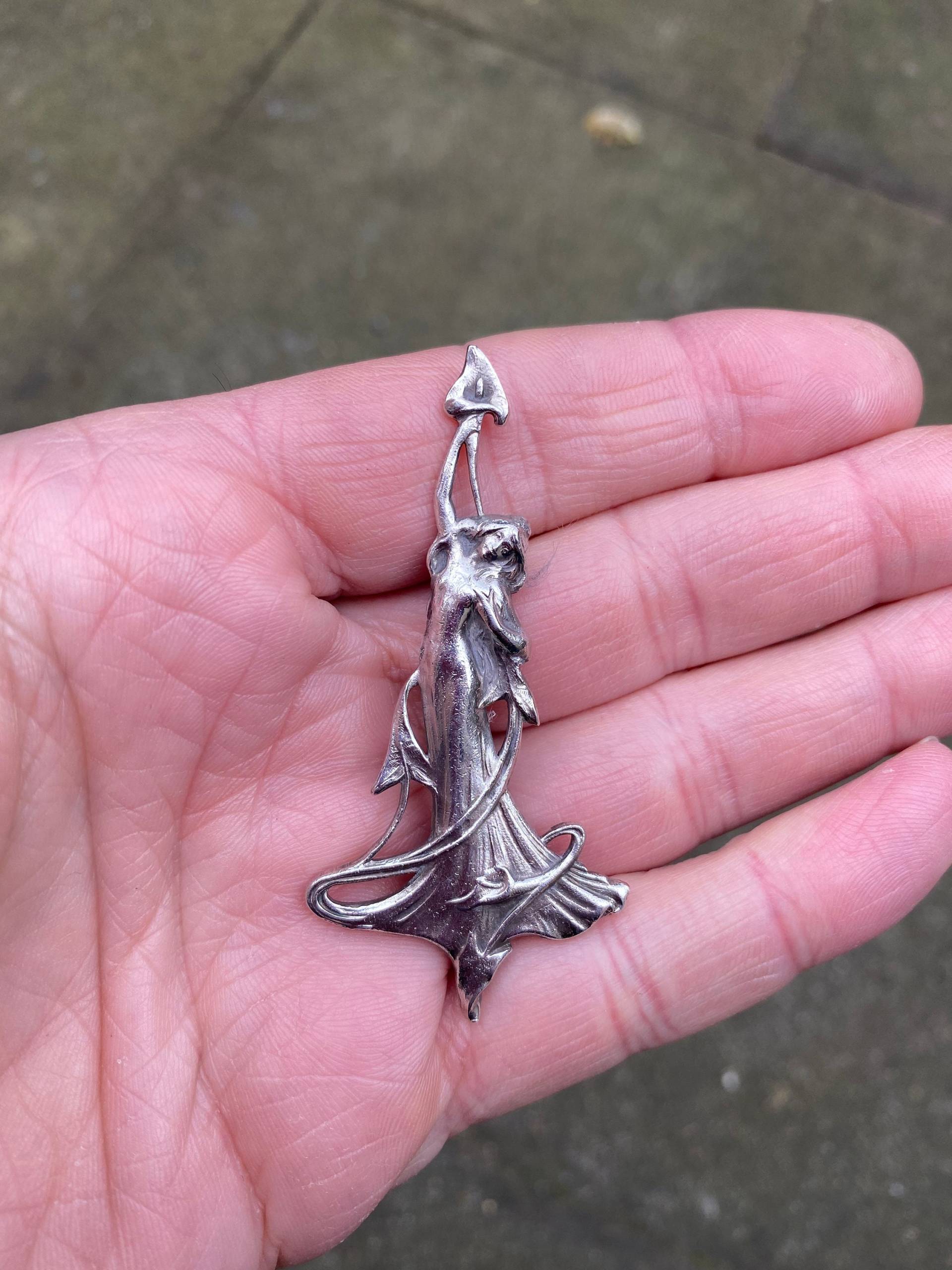 Lady Holding Blumen Brosche Lady Holding Blumen Brosche von LelongDesigns