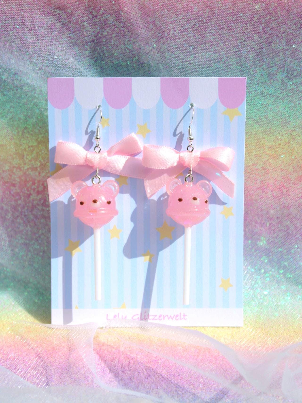 Kawaii Lollipop Bear Earrings - Pink Resin Candy With Bow | Cute Harajuku Fairy Kei Jewelry Kawaii Lollipop Bear Earrings - Pink Resin Candy With Bow | Cute Harajuku Fairy Kei Jewelry von LeluGlitzerwelt