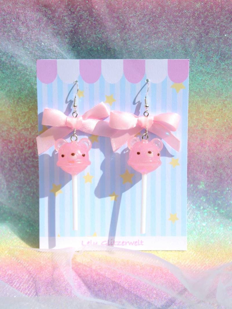 Kawaii Lollipop Bear Earrings - Pink Resin Candy With Bow | Cute Harajuku Fairy Kei Jewelry Kawaii Lollipop Bear Earrings - Pink Resin Candy With Bow | Cute Harajuku Fairy Kei Jewelry von LeluGlitzerwelt
