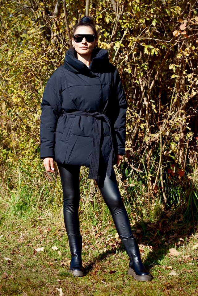 Lelü Fashion Winterjacke Pufferjacke mit Bindeband schwarz gepolsterte Stehkragen von Lelü Fashion