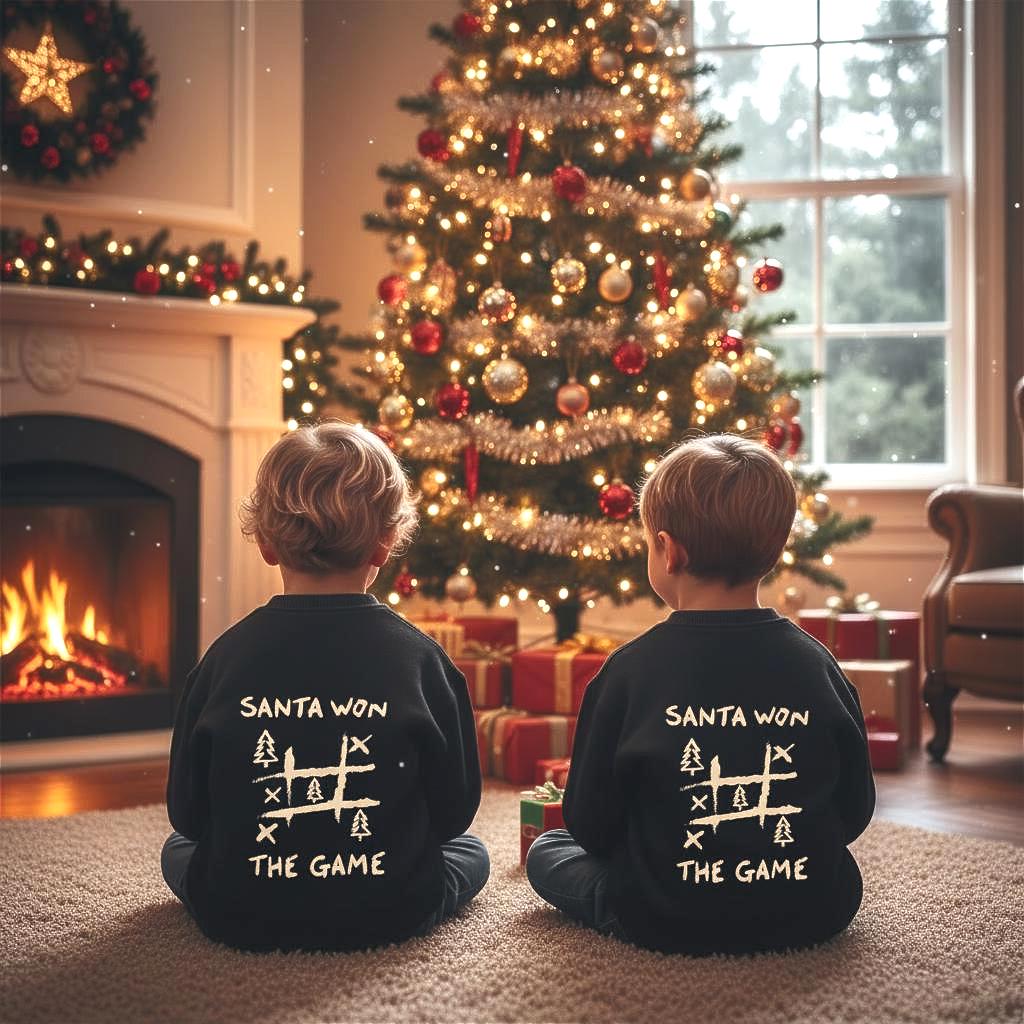 Kinder Weihnachtspullover „Santa Won The Game" - Tic Tac Toe Xmas Sweater | Lustiger Weihnachts-Sweater Für Geschenk Zu Weihnachten von LemagoShop