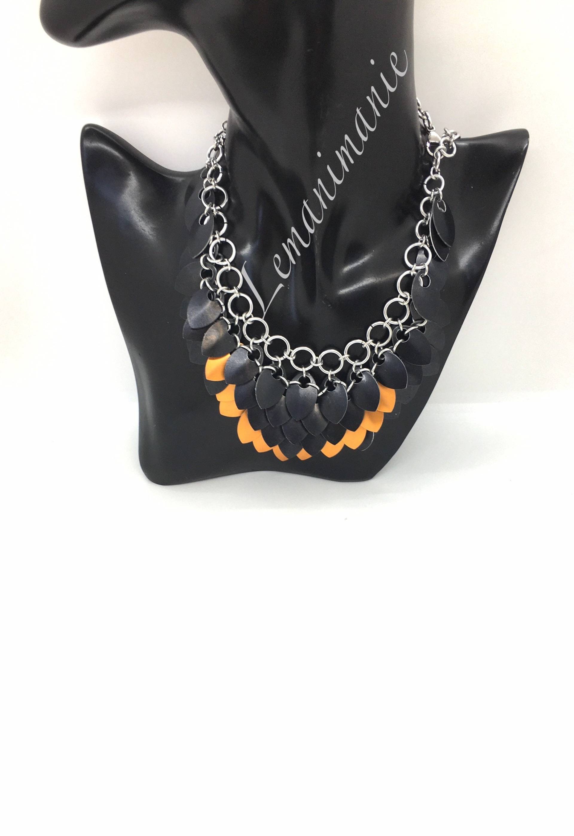 Halskette in Schwarz Und Bronze Mit Schuppen Halskette in Schwarz Und Bronze Mit Schuppen von Lemanimanie