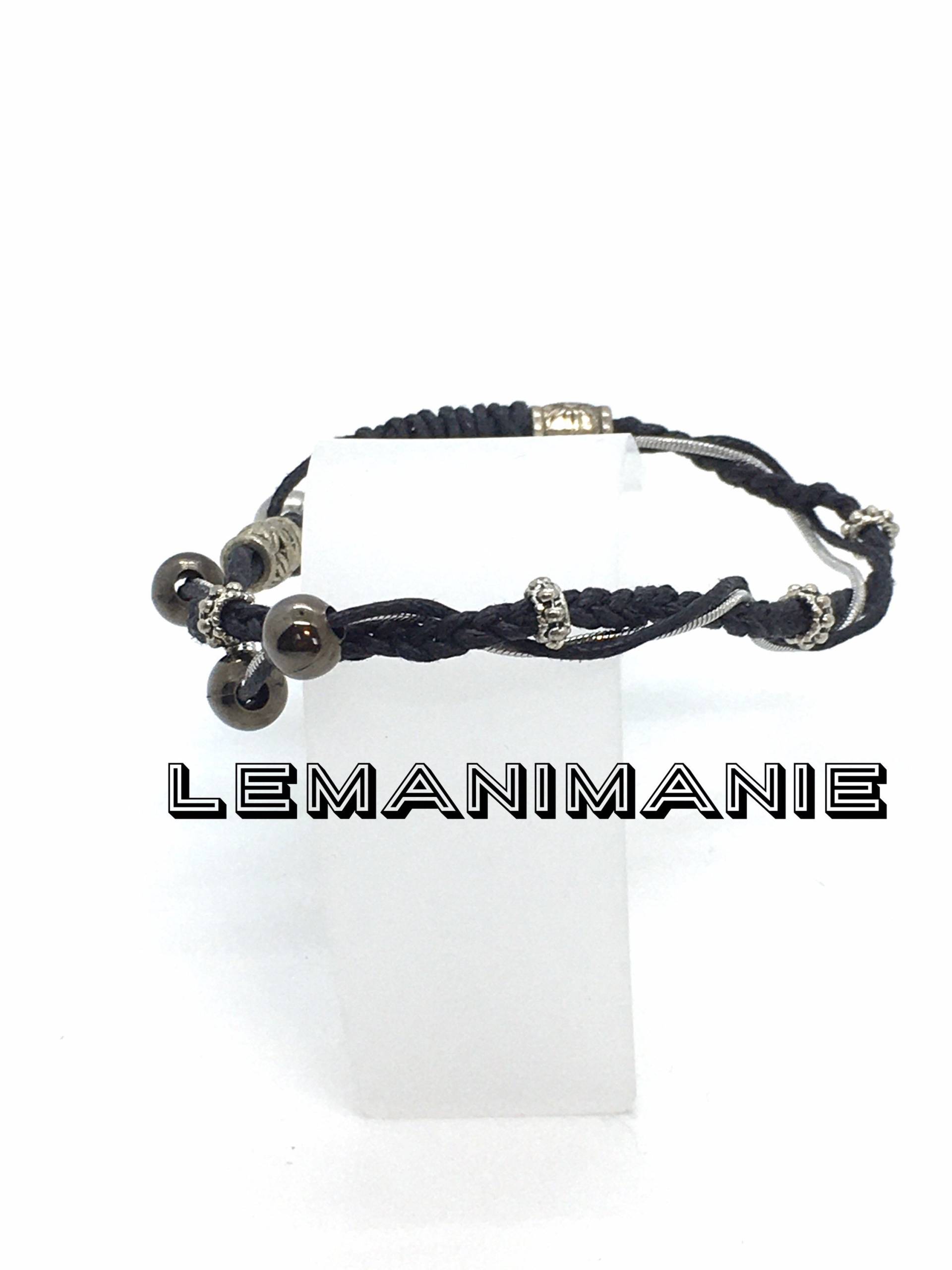 Schwarzes Lederarmband Mit Metallkomponenten Schwarzes Lederarmband Mit Metallkomponenten von Lemanimanie
