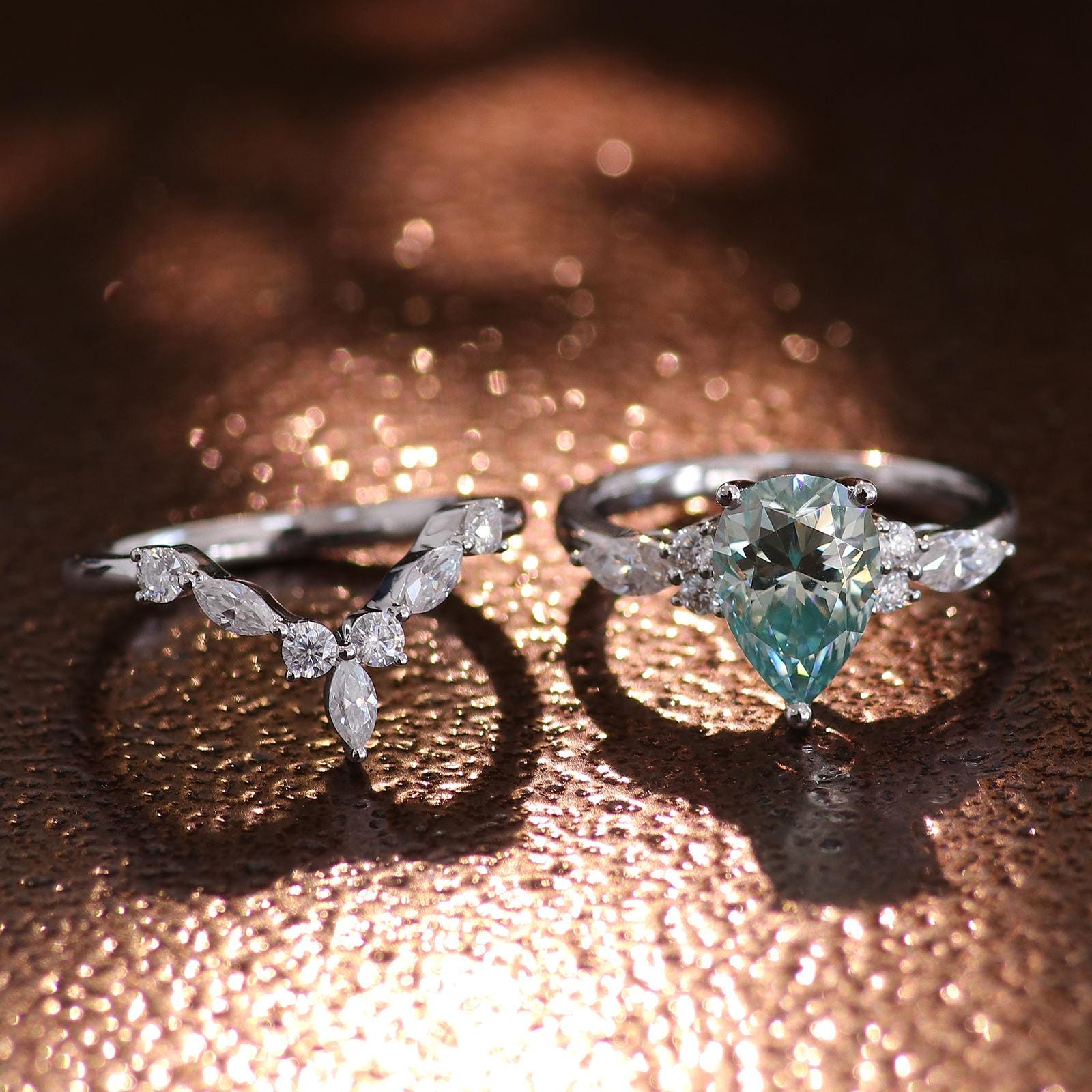 Birnenform Teal Ring Set -10K Weißgold 2 Karat Moissanit Birnenform Teal Ring Set -10K Weißgold 2 Karat Moissanit von Lemarjewellers