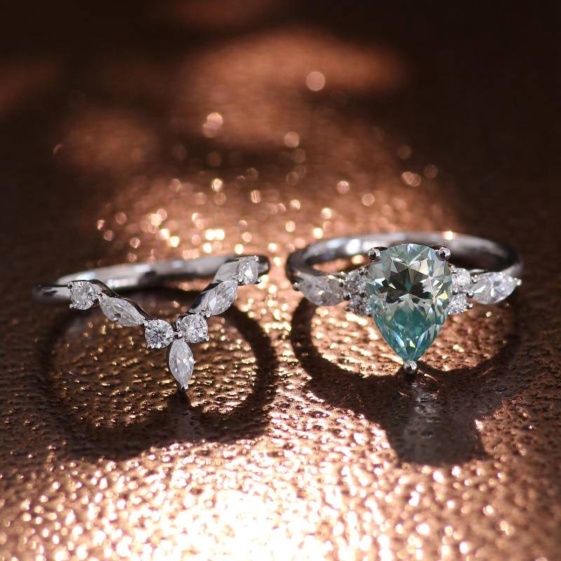 Birnenform Teal Ring Set -10K Weißgold 2 Karat Moissanit Birnenform Teal Ring Set -10K Weißgold 2 Karat Moissanit von Lemarjewellers