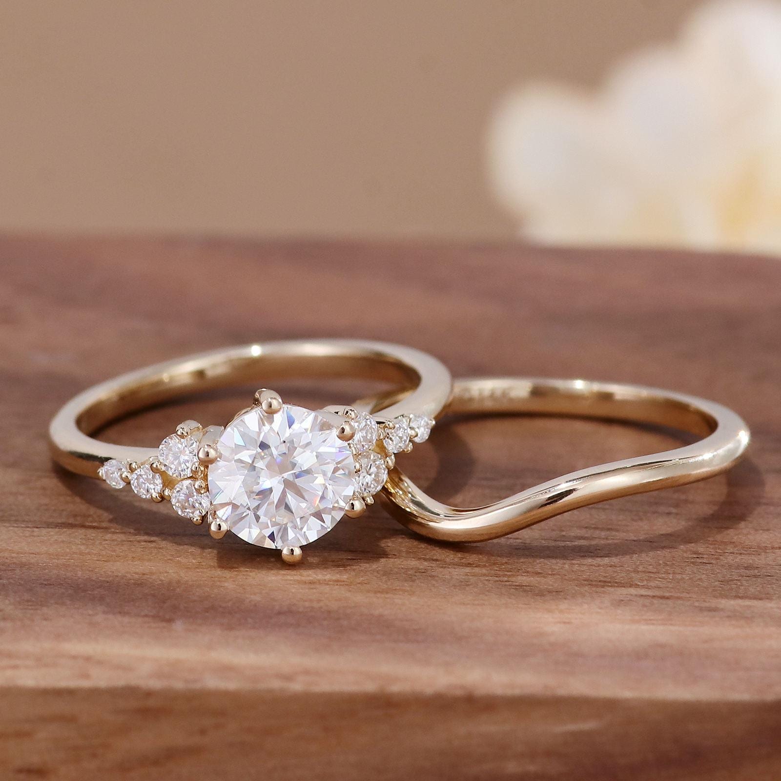Rundschliff Labor Ehering - 6, 5 Mm Weißes 1 Karat Moissanit Gelbgold 14K Rundschliff Labor Ehering - 6, 5 Mm Weißes 1 Karat Moissanit Gelbgold 14K von Lemarjewellers