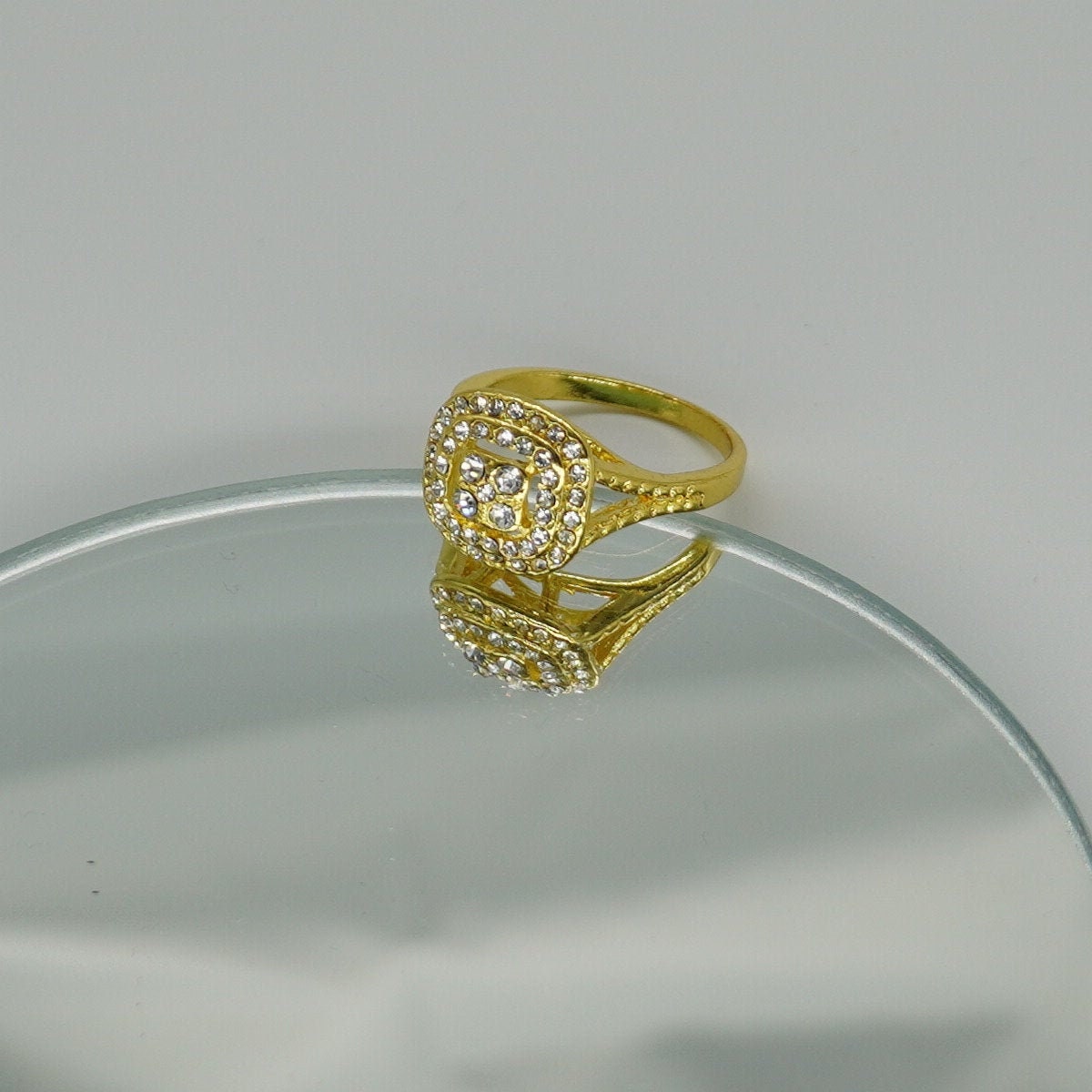 Ring Gold Quadrate/Squares Iced Out, Filigraner Damenring, Glänzend Vergoldete Metalllegierung Mit Strasssteinen, Glitzernd Ring Gold Quadrate/Squares Iced Out, Filigraner Damenring, Glänzend Vergoldete Metalllegierung Mit Strasssteinen, Glitzernd von LemasBling