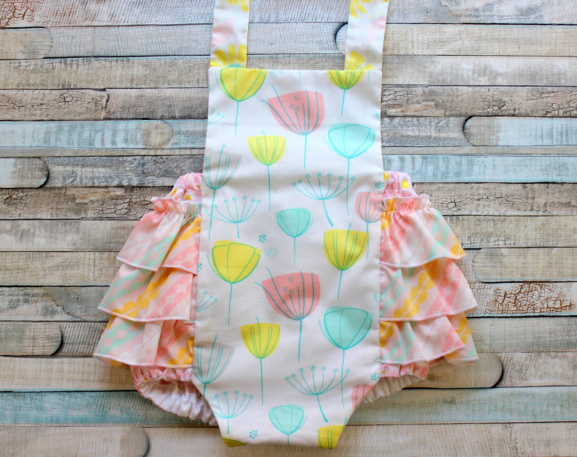 Mädchen Sommerkleidung, Neugeborene Strampler, Erstgeburtstag Outfit, Torten Rüschen Sonnenanzug, Baby Outfit von LemonDoozyLane