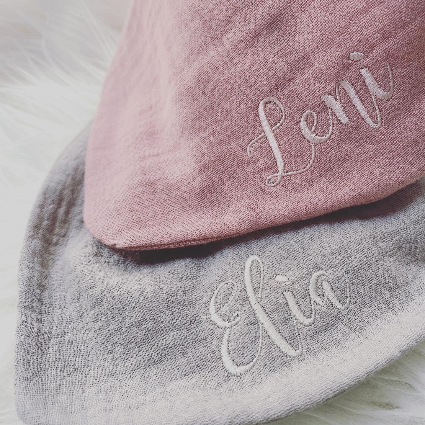 Halstuch Musselin Mit Namen Personalisiert Bestickt Geschenk Zur Geburt, Taufe, Geburtstag Auf Wunsch Tasche Für Kräuterpads /-Säckchen Halstuch Musselin Mit Namen Personalisiert Bestickt Geschenk Zur Geburt, Taufe, Geburtstag Auf Wunsch Tasche Für Kräuterpads /-Säckchen von LenChickKinderkram