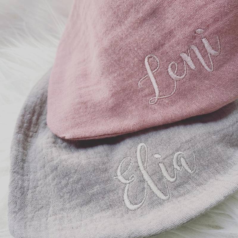 Halstuch Musselin Mit Namen Personalisiert Bestickt Geschenk Zur Geburt, Taufe, Geburtstag Auf Wunsch Tasche Für Kräuterpads /-Säckchen Halstuch Musselin Mit Namen Personalisiert Bestickt Geschenk Zur Geburt, Taufe, Geburtstag Auf Wunsch Tasche Für Kräuterpads /-Säckchen von LenChickKinderkram