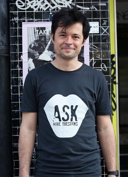 Lena Schokolade ASK MORE QUESTIONS - Männer T-Shirt von Lena Schokolade