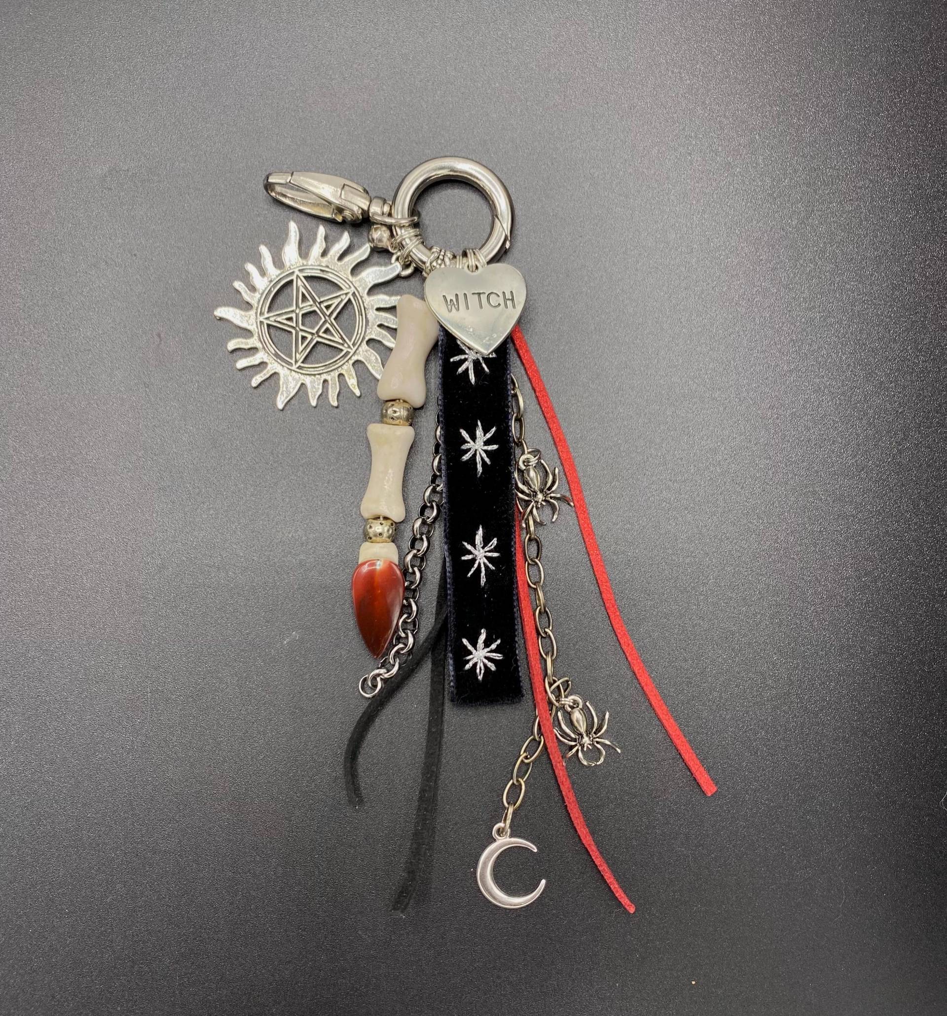 Hexe Finger Schlüsselanhänger Gothic Halloween Taschenanhänger von LenaMerayAtelier