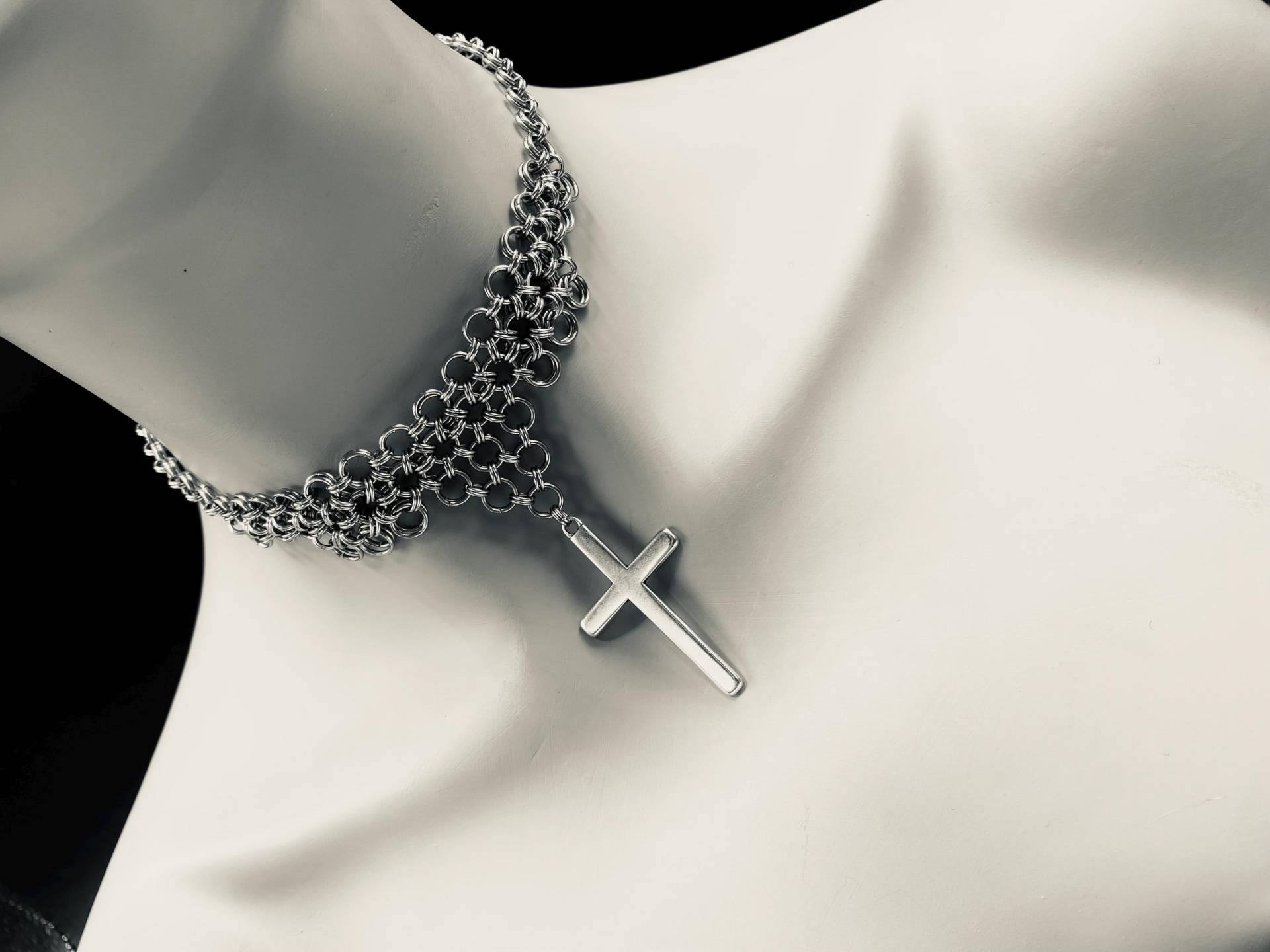 Kettenhemd Mit Kreuz Charm Aus Edelstahl von LenaMerayAtelier