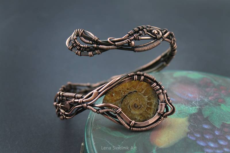 Draht Gewickelt Armband Ammonit Kupfer Armreif Schmuck Geschenk Für Sie Gehämmertes von LenaSinelnikArt