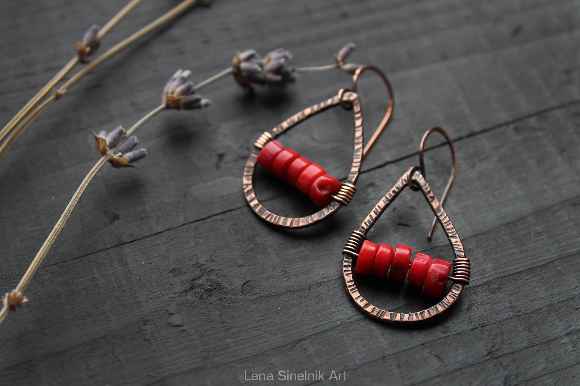 Draht Gewickelt Koralle Ohrringe Gehämmert Kupfer Metallarbeit Schmuck Lange Baumeln Rustikale Boho Geschenk Für Sie von LenaSinelnikArt