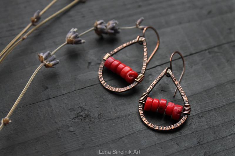 Draht Gewickelt Koralle Ohrringe Gehämmert Kupfer Metallarbeit Schmuck Lange Baumeln Rustikale Boho Geschenk Für Sie von LenaSinelnikArt