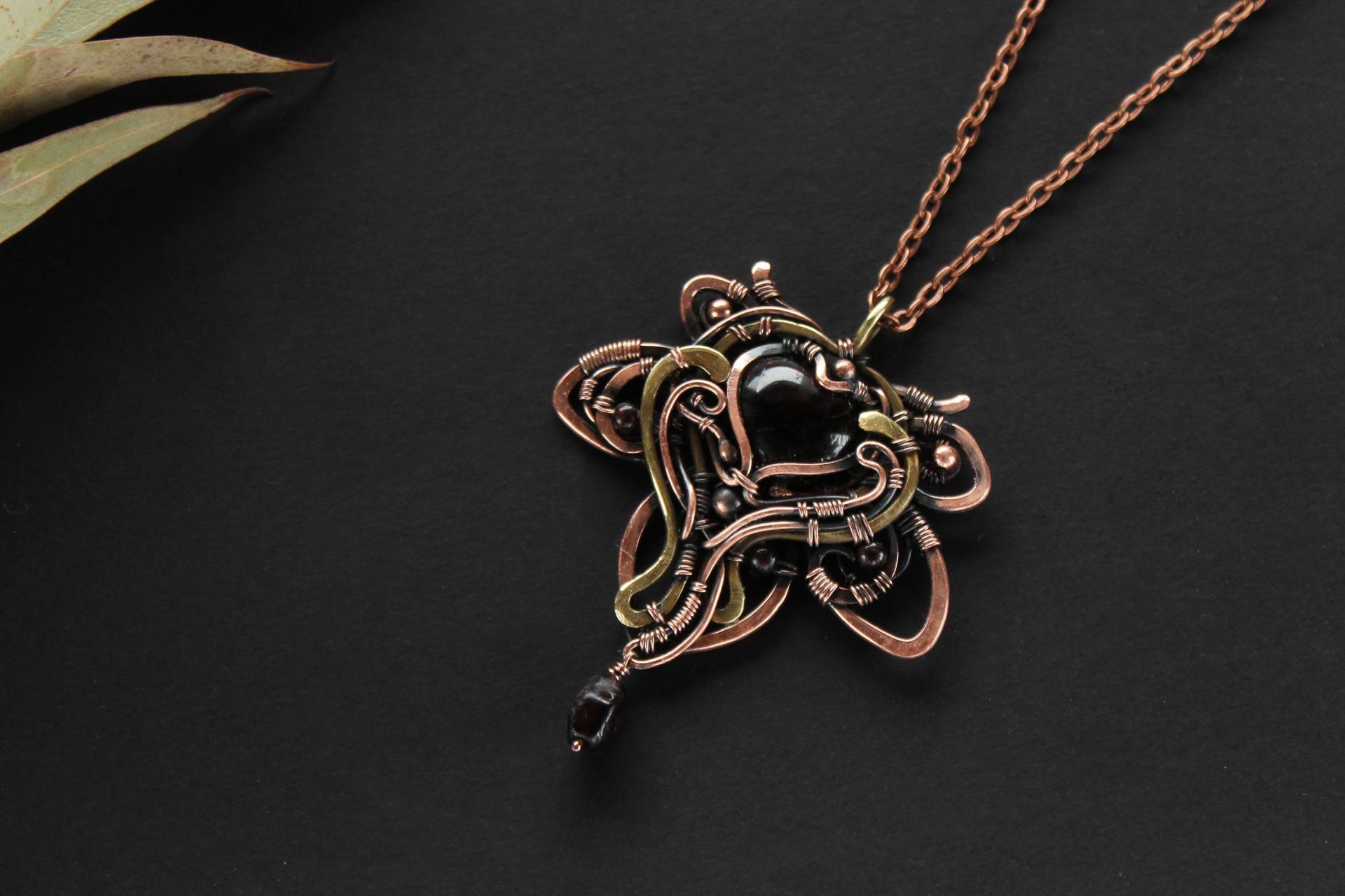 Granat Anhänger Wire Wrapped Schmuck Mix Metall Wrap Halskette Wirewrapped Wirewrap Kupferschmuck Blumenanhänger von LenaSinelnikArt