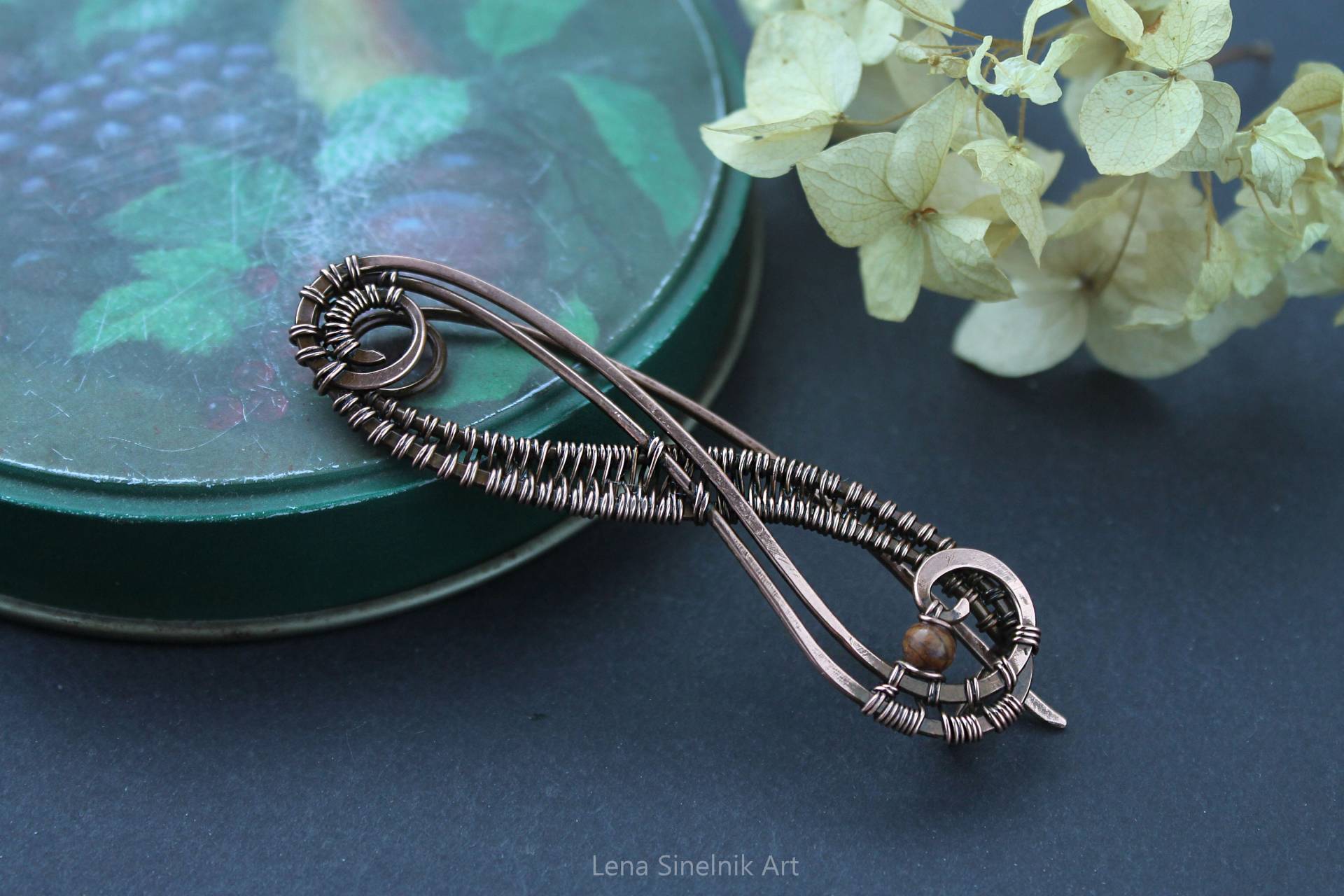 Große Kupfer Pin Metall Brosche Pullover Wire Gewickelt Gehämmert Wrap Suumer Hut Schmuck Mutter Für Jerseys von LenaSinelnikArt