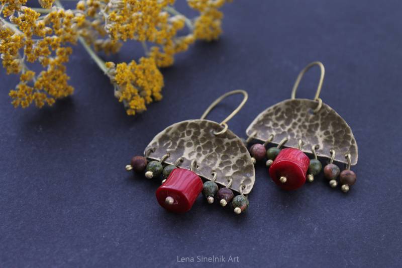 Messing Koralle Ohrringe Rustikal Wire Wrap Schmuck Hand Gehämmert Frau Geschenk Für Ihre Wirewrapped Metallarbeit von LenaSinelnikArt