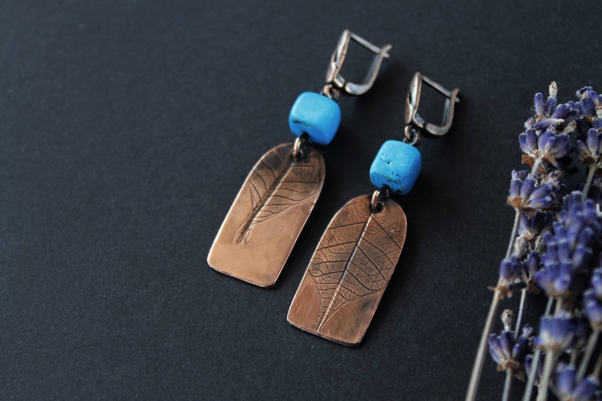 Wire Wrap Ohrringe, Kupfer Granat Ohrringe von LenaSinelnikArt