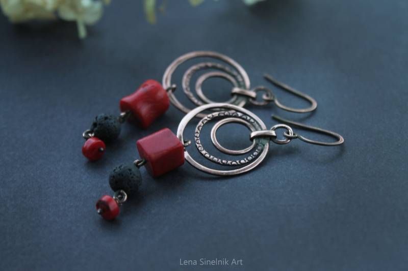 Wire Wrap Ohrringe Wirewrapped Schmuck Koralle Lava Raw Boho Kupfer Kreis Lange Gehämmerte Weihnachtsgeschenk von LenaSinelnikArt