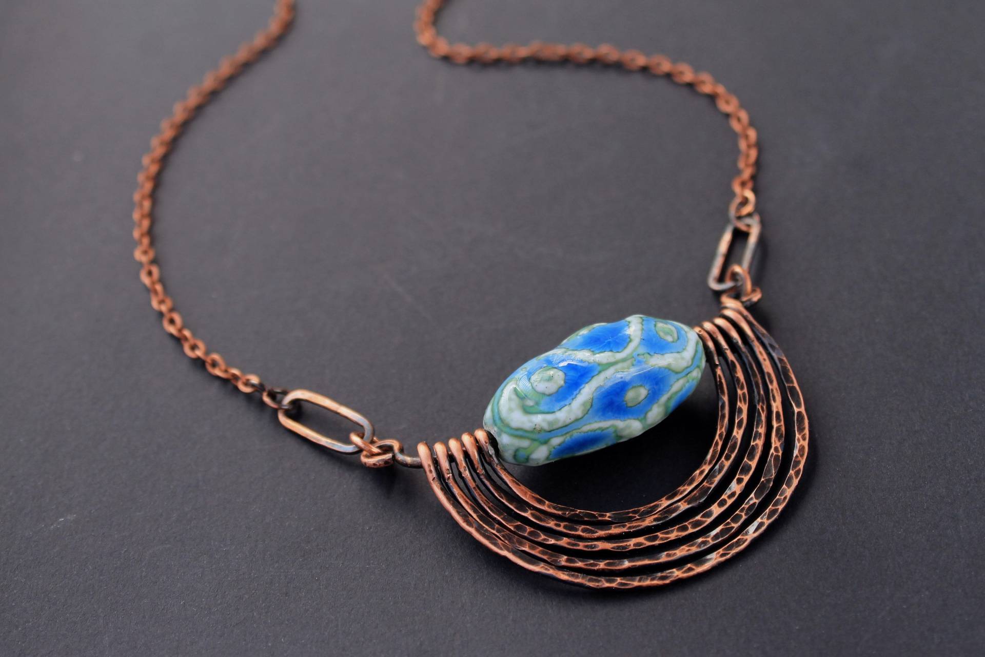 strukturierte Kupfer-Metall-Halskette, Keramik-Halskette, Mit Draht Umwickelter Schmuck, Schmuck Für Sie, Rustikaler Boho-Anhänger, Handgefertigte von LenaSinelnikArt