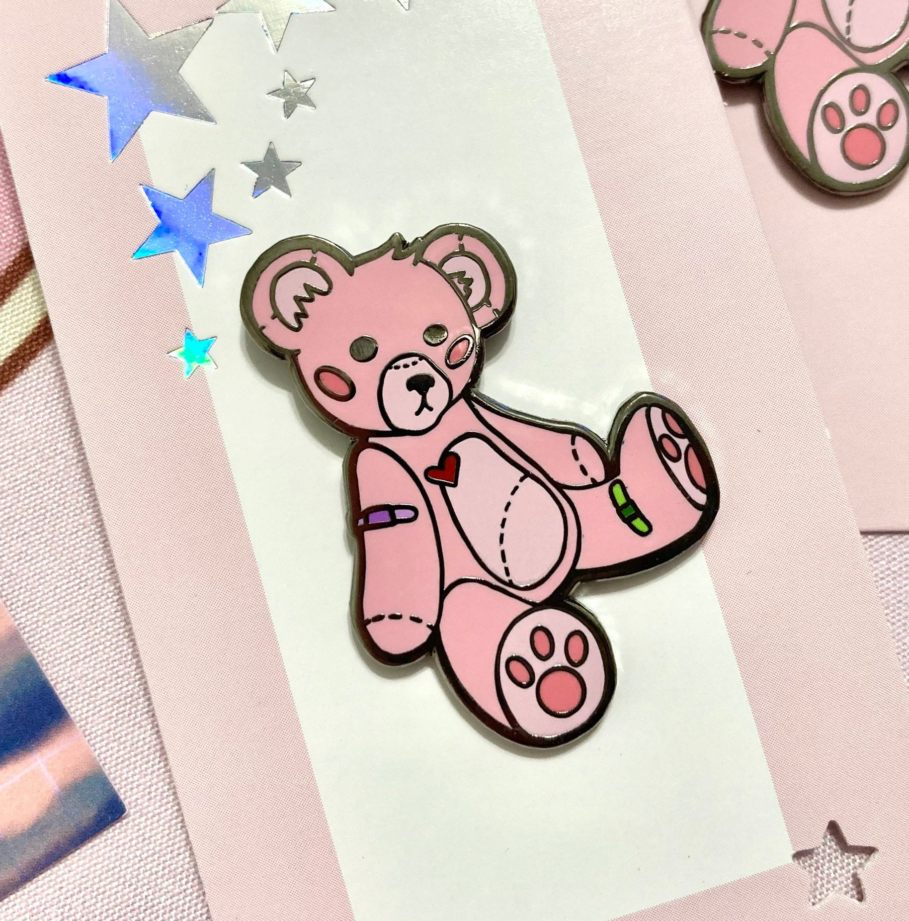 Kawaii Rosa Teddybär Emaille Pin Pastel Goth Accessoires Kawaii Rosa Teddybär Emaille Pin Pastel Goth Accessoires von Lenahmartian